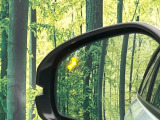 【ブラインドスポットインフォメーション】走行中、ドアミラーの死角になりやすい箇所に後続車が接近するとサイドミラー付近に警告を表示、ドライバーに注意喚起をしてくれます。