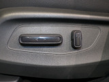 助手席にも電動シートが装備されています。