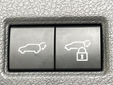 【パワーバックドア】スマートキーや運転席のボタンを押すだけでリアゲートが自動で開閉します!荷物を持っている時や、高い位置にあるバックドアを閉める際に便利な機能です♪