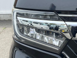 【LEDヘッドライト】悪天候や夜間走行時も良好な視界を確保し安心して運転できる高輝度LEDヘッドライトを装備!点灯速度が早く、消費電力も抑えられています。