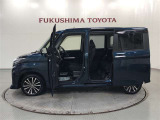 【まるごとクリーニング】シートを取り外し、車内を徹底洗浄。隅々まで丁寧に仕上げています。