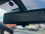 スマートルームミラー◆積載物などで、さえぎられがちなルームミラーの後方視界。車内状況に関わらず車両後方にあるカメラの映像をルームミラーに映し出します!もちろん夜や悪天降雨でもクリアな後方視界を確保!