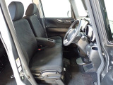 フロントシートはベンチシートです、運転席と助手席の移動が簡単です。真ん中にはアームレストも装備されています! また運転席シートの高さも調整できます。