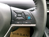 プロパイロット搭載セレナがアクセル、ブレーキを自動でコントロールして前のクルマとの車間距離を保つ手助けをします。