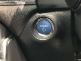 エンジンスタートスイッチです。キーが車内にあれば、エンジンの始動や停止はスイッチを押すだけ!キーを取り出す手間を省き、ワンプッシュで操作できるので簡単でスムーズです。