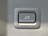 【パワーバックドア】スマートキーや運転席のボタンを押すだけでリアゲートが自動で開閉します!荷物を持っている時や、高い位置にあるバックドアを閉める際に便利な機能です♪