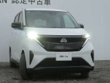 アダプティブLEDヘッドライト。フロントカメラで前方の状況を検知し対向車や先行車に眩しい思いをさせることなく必要なところだけを遠くまで照射します。