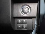プッシュスタートボタンの画像です。スマートキーを携帯さえしていれば、キーを探さなくてもお車の始動が出来て便利です!