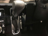 操作しやすいATシフトです。シフトチェンジを気にしなくてよいので運転だけに集中できますね。自然と手に届くところにある、手になじむ形状のシフトノブがいいですね。