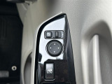 【電動格納ミラー】ドライバーの目線に合わせ、ミラーの上下左右調整が可能です。