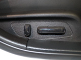 パワーシート装備車です。電動でシートが動きます、高級感がありとても便利な機能です!
