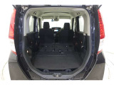 セカンドシートを倒した状態です。セカンドシートは独立可倒、荷物に合わせてラゲッジスペースをアレンジできます。