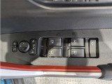 パワーウィンドウのスイッチですよ。 運転席に居ながら窓を開け閉めのコントロールできますよ。 ロック機能で、子供がイタズラして窓を開けるという事も無くなりますよ。