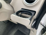 スライド式のドリンクホルダーが使い勝手良いです。使わない時はスッキリ収納できますよ