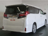 広々とした車内空間に優れた燃費性能。更にデザインも上質で人気のお車です!