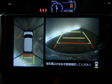 【全周囲モニター】車を上空から見下ろしたような映像をカーナビ画面に映し出し、車庫入れや縦列駐車をサポートしてくれます。