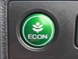 ワンタッチで省燃費走行をサポートするECONスイッチを装備。