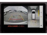 【パノラミックビューモニター】 後退時に車両の後ろ側を表示するだけでなく上から見たような映像で車庫入れなどバックする際に安心です。