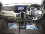 運転にかかわる様々な操作を安全に行えるように視点移動が少なく、操作性に配慮されたスイッチ類が凝縮されたコクピットです。