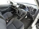 シンプルで使いやすいデザインの運転席です。