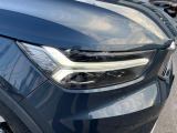 【LEDヘッドライト】ハイビームを先行車や対向車にあてず、その両サイドではハイビーム照射を維持。見える範囲が段違いに広くなりました。北欧神話に登場するトールハンマーをモチーフにデザイン。