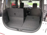 リヤシート肩部にあるレバー操作で、シートの前倒しが荷室側からも簡単にできます。