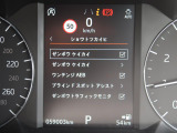 こちらの車輛は【衝突軽減・緊急ブレーキ】を備えており、セーフティドライブをサポート。衝突の危険を感知しドライバーへ警告をおこない、応じられない場合には自動的に緊急ブレーキが作動します。