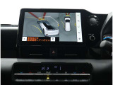 サイドクリアランスビュー表示中に、旋回時の運転操作に合わせて自動で車両を斜め後方から見たような映像を表示。