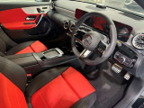 メルセデスのシートは、少し硬めに出来ておりますので、長時間の運転でも疲れにくく、安全にドライビングをお楽しみ頂けます