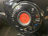 【オートエアコン】一度お好みの温度に設定すれば、車内の温度を検知し風量や温度を自動で調整。暑い&hellip;寒い&hellip;と何度もスイッチ操作をする必要はありません。快適な車内空間には必須の機能ですね♪