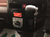 オートエアコンです。車内を快適な状態に自動調整してくれます。また、駐車時などイグニッションOFF状態の時に外気モードになるので、車内のこもり臭を防いでくれます。