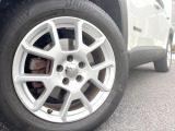 ●純正17インチアルミホイール:輸入車ならではの卓越した走りを支えるホイールと足回りです!日本車の走りに慣れている方にもぜひ体感して頂きたいほど、高いレベルでまとまっています!