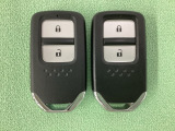 スマートキーを装備しています。鍵を差し込むことなくドアロックの開け閉めと、スタートボタン操作でのエンジンスタートができます。スペアキーも同じものを用意しております。