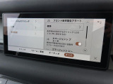 こちらの車輛は【衝突軽減・緊急ブレーキ】を備えており、セーフティドライブをサポート。衝突の危険を感知しドライバーへ警告をおこない、応じられない場合には自動的に緊急ブレーキが作動します。