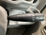 車外の明るさに応じでライトを点灯、消灯してくれるオートライト機能です☆お天気の良い昼間のトンネル走行などオートにしてると便利で安心です☆エンジン停止時にライトの消し忘れも無くなります☆
