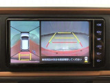 車の全周囲の画像が表示されます。運転席から見づらい個所なども、上空から見たような映像で確認できます。映像のきりかえも出来、後方確認だけでなく大変便利な機能です。