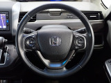 ハンドル左側にはオーディオ操作が出来るオーディオリモートコントロールスイッチ、右側にはHonda SENSINGとオートクルーズコントロールのスイッチを装備!