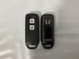 スマートキーを装備しています。鍵を差し込むことなくドアロックの開け閉めと、スタートボタン操作でのエンジンスタートができます。スペアキーも同じものを用意しております。