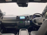シンプルながら機能性あふれる運転席廻りです。視界性もよく、運転しやすいですよ。
