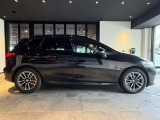 ☆BMWの前後重量配分50:50はエンジン自体をフロントタイヤよりも後ろにずらし、通常はエンジンルーム内に搭載される重量物であるバッテリーをトランクに移動させるなどして実現されています☆