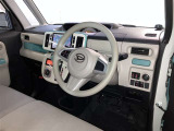 運転席周りのレイアウトをご覧ください。ナビゲーションが綺麗に装着されすっきり収まってますね!