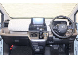 操作性に優れた運転席となります!小物入れや各ボタンの配置にこだわり、使いやすいです!座り心地もよく視認性も良好なのでロングドライブもお任せ下さい!