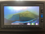 【バックカメラ】運転が苦手な方も車庫入れラクラクです!ギアをリバースに入れれば自動的に切り換わりますので、面倒な操作は不要です♪狭い駐車場もお車を傷つけず安心ですね!