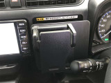 マルチホルダーです。スマートフォンやメモ帳などを置いておくのに便利です。プッシュすると小物入れが出現します。
