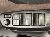 パワーウィンドのスイッチです。運転席に座りながら、助手席や後席の窓を開け閉めできるので大変便利ですよ。