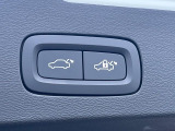 【パワートランクリッド】スマートキーや運転席のボタンを押すだけでトランクが自動で開閉します!荷物を持っている時や、天気の悪い時にトランクを閉める際に便利な機能です。
