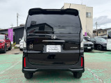 バック時目視しにくいクルマの周囲をカメラで映し出し、安全・安心駐車をサポート♪バックの苦手な方も後ろがハッキリ見えるので安心ですよ♪