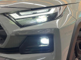 【LEDヘッドライト】悪天候や夜間走行時も良好な視界を確保し安心して運転できる高輝度LEDヘッドライトを装備!点灯速度が早く、消費電力も抑えられています。