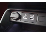 USBオーディオ用ソケットがついていますので携帯電話などを接続すれば音楽等の再生が可能です!充電用ソケットもございます!