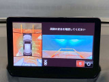 【360&deg;ビュー・モニター】前後左右4つのカメラ映像をさまざまな走行状況に応じて切り替えてセンターディスプレイに表示することで、駐車時や狭い道でのすれ違い時、見通しの悪い交差点進入時でも安心感を高めます。